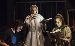 شبنم قلی خانی غرق در اجرای تئاتر + عکس