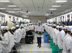 بازگشایی کارخانه تولید تلفن همراه در هند + تصویر
