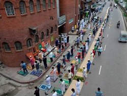 نماز جماعت با رعایت فاصله اجتماعی در بنگلادش + عکس
