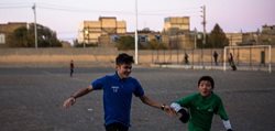 تمرین فوتبال در زمین های خاکی گلشهر مشهد + تصاویر