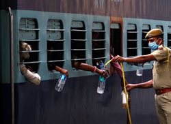 نحوه پذیرایی از مسافران قطار در هند + عکس