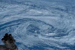 شکار تصویر یک طوفان گرمسیری توسط خدمه ایستگاه فضایی + عکس