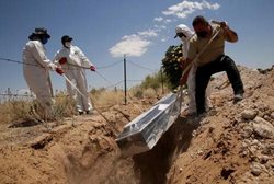 دفن قربانیان کرونا در مکزیک + تصویر