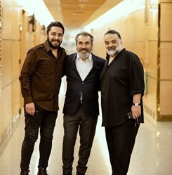 عکس علیرضا عصار در کنار دو هنرمند