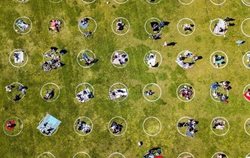 فاصله اجتماعی با کشیدن دایره در پارک + عکسها