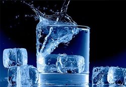 آسیب هایی که نوشیدن آب یخ به بدن شما می زند!