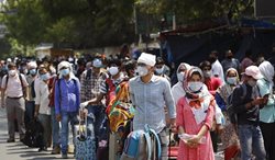صف جمعیت مهاجر در ایستگاه های راه آهن در بمبئی + تصاویر