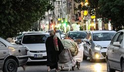 زباله گردی یک زن در خیابان های تهران + عکس