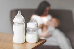 علت تغییر رنگ شیر مادر