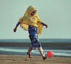 توپ پلاستیکی و دخترک فوتبالیست ایرانی + عکس