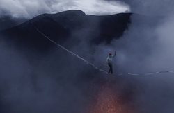عبور دو بندباز از دهانه آتشفشان در حال فوران! + تصاویر
