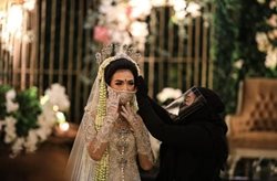 آماده کردن عروس با رعایت پروتکل های بهداشتی در اندونزی + عکس
