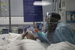 خداحافظی اعضای خانواده از یک بیمار کرونایی در حال مرگ + عکس
