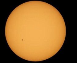 سایه نمای ایستگاه فضایی بین المللی در اطراف خورشید + عکس