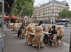 یک کافه متفاوت در پاریس برای حفظ فاصله گذاری اجتماعی + تصویر