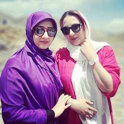 خانم بازیگر به همراه خواهر محجبه اش + عکس