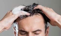 چند اشتباه رایج در شستشوی موها که اغلب مرتکب می شویم