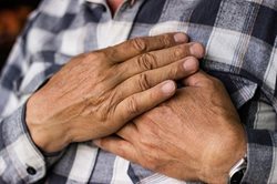 علت درد سینه در مردان چیست؟