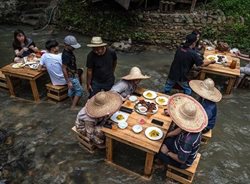 غذا خوردن در وسط رودخانه + عکس