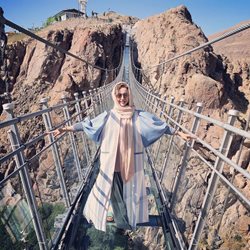ترس شبنم قلی خانی از راه رفتن روی پل شیشه ای + عکس