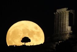 تصاویری از قرص کامل ماه در آسمان کشورهای جهان