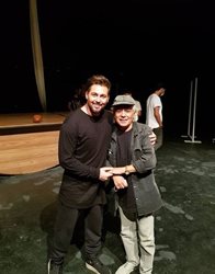 دانیال عبادی همراه با سیروس الوند در پشت صحنه تئاتر + تصویر