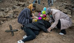 دفن قربانیان کرونا در پرو + تصاویر