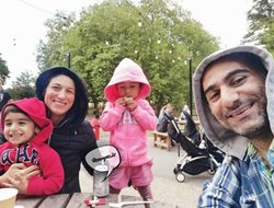 فلامک جنیدی همراه همسر و دو قلوهایش در انگلیس + عکس