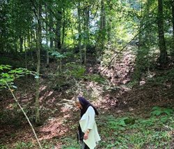 گردش بیتا سحرخیز در جنگل + عکس