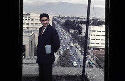 عکسی از جوانی های عزت الله انتظامی در خیابان فردوسی تهران