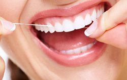 استفاده از نخ دندان بهتر است یا خلال دندان؟