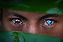 قبیله ای با چشمان آبی متالیک! + عکسها