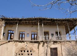 عمارت اربابی روستای سنگستان در حال تخریب است