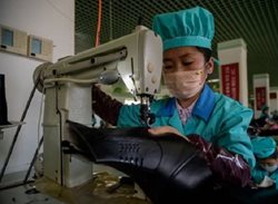 کارخانه تولید کفش در کره شمالی + عکسها