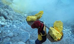 فعالیت کارگران در معدن آتشفشانی + عکسها
