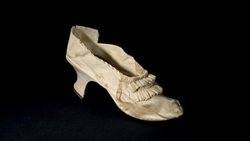 کفش آخرین ملکه فرانسه فراتر از انتظار به فروش رفت
