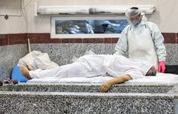 غسل و تدفین اموات کرونایی در قم + عکسها