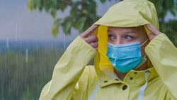 محافظت از ماسک در روزهای برفی و بارانی