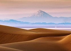 قله دماوند از کویر مرنجاب + عکس