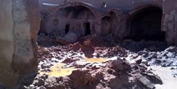 قلعه تاریخی فیروز آباد ابرکوه به دنبال تخریب دو سد خاکی ویران شد