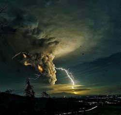 همزمانی وقوع رعد و برق و فوران کوه آتشفشانی در فیلیپین + عکس