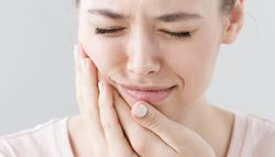بیماری های دهان و دندان در زنان از بلوغ تا میانسالی