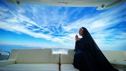 سحر قریشی بر روی عرشه کشتی در حال دعا کردن + عکس