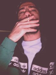 ژست نوید محمدزاده در حال سیگار کشیدن + عکس