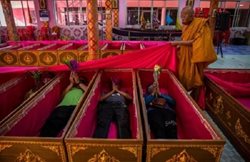 دراز کشیدن تایلندی ها در تابوت برای بخشش گناهان + عکس