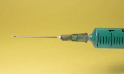 ویژگی های واکسن کرونای آسترازنکا؛ ارزان و آسان برای ذخیره