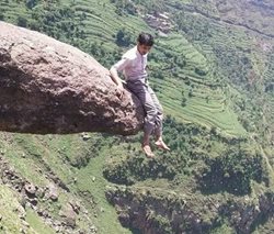 تفریح متفاوت جوانان یمنی بالای صخره ها + عکسها