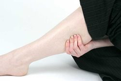 چگونه گرفتگی عضلات پا را متوقف کنیم؟