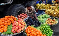 فروشنده میوه در کنار جاده ای در کلکته + عکس