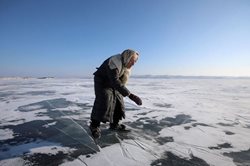 اسکیت بازی زن مسن روی یخ های دریاچه بایکال + عکسها